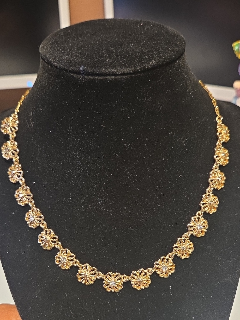 Avon Gold Floral Link Necklace